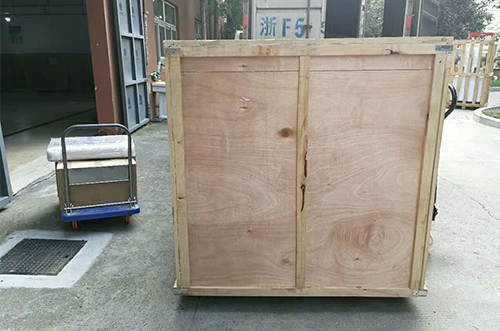 天津客戶SMT設(shè)備專(zhuān)車(chē)送貨，貨到上門(mén)安裝調(diào)試