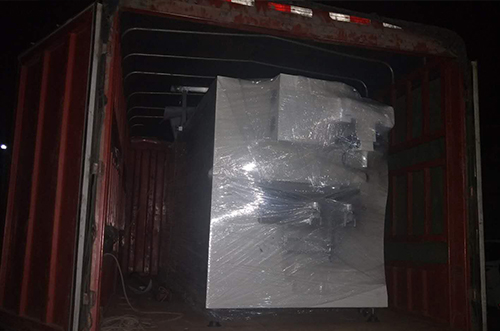 重慶客戶SMT設(shè)備專車送貨，貨到上門安裝調(diào)試