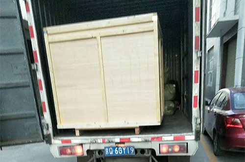 重慶客戶SMT設(shè)備專車送貨，貨到上門安裝調(diào)試