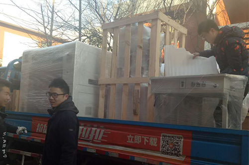 上海客戶SMT設(shè)備專車送貨，貨到上門安裝調(diào)試