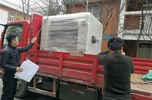 臺(tái)州客戶(hù)SMT設(shè)備專(zhuān)車(chē)送貨，貨到上門(mén)安裝調(diào)試